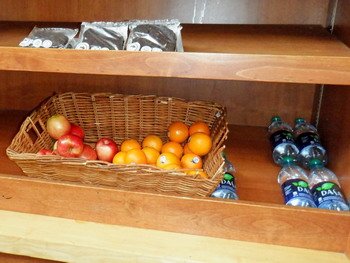 Open bins of oranges and apples for customers to reach in and grab one they like, where they pick one up and return it to find a nicer one.